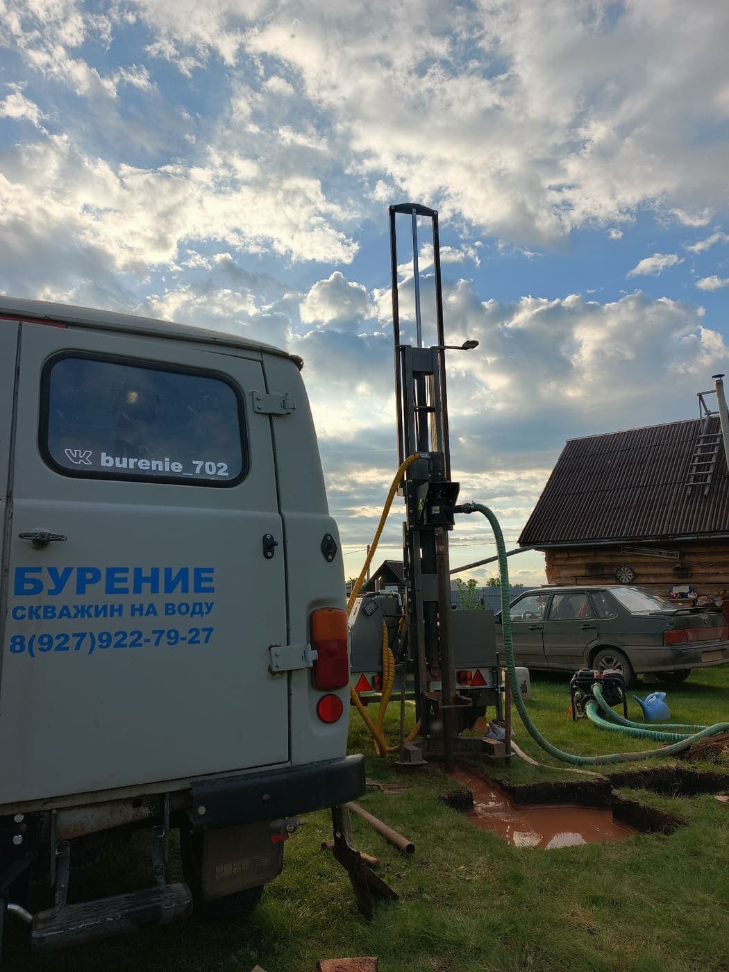 Фирменный автомобиль и буровая установка на объекте