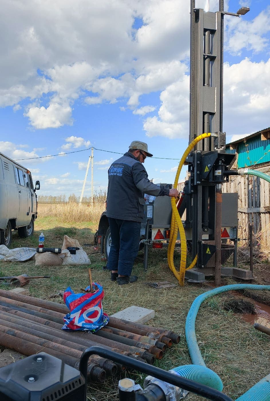 Специалист работает на буровой установке