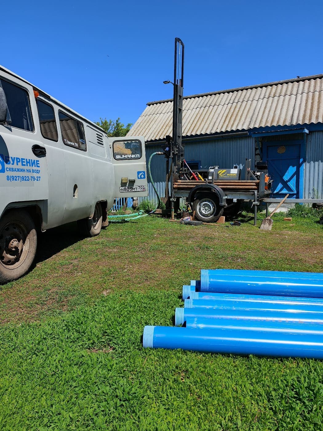Трубы и техника на участке