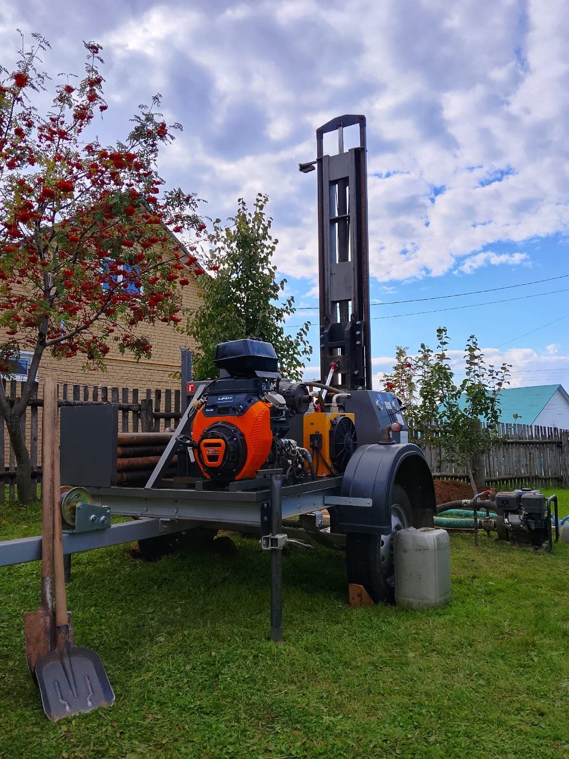 Малогабаритная буровая установка на участке